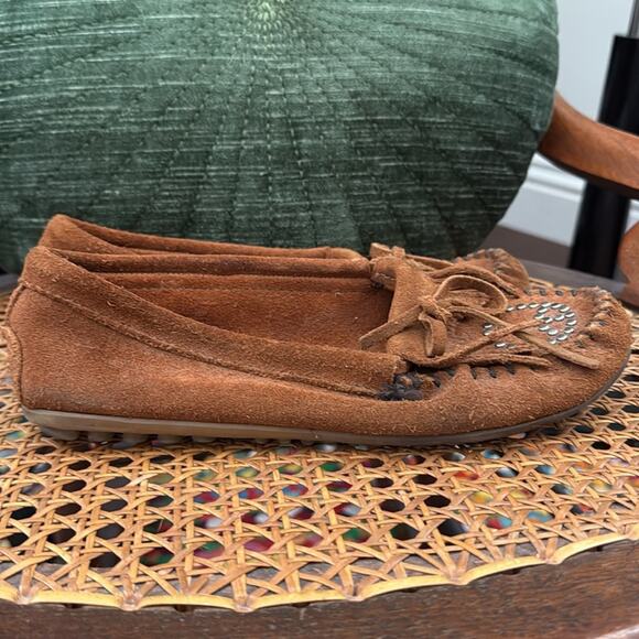 Minnetonka Tobacco Suede Peace Moc Loafer Flat Shoe - Picture 2 of 7